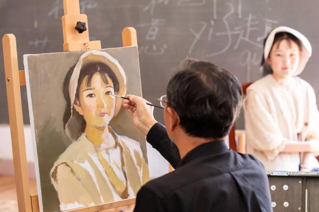 1574839200605813.jpg 王胜利教授在公司泽清堂进行范画现场教学