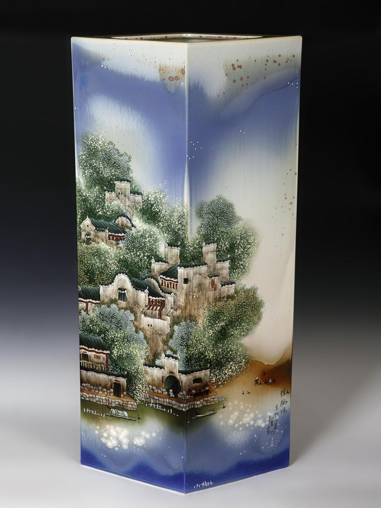 1576571568246481.png 中国工艺美术大师刘伟在永利集团进行瓷画示范